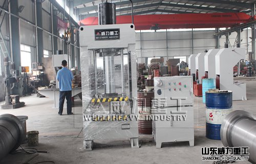 60噸龍門油壓機生產(chǎn)車間