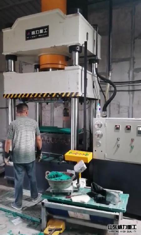 315噸復(fù)合漏糞板油壓機客戶使用現(xiàn)場