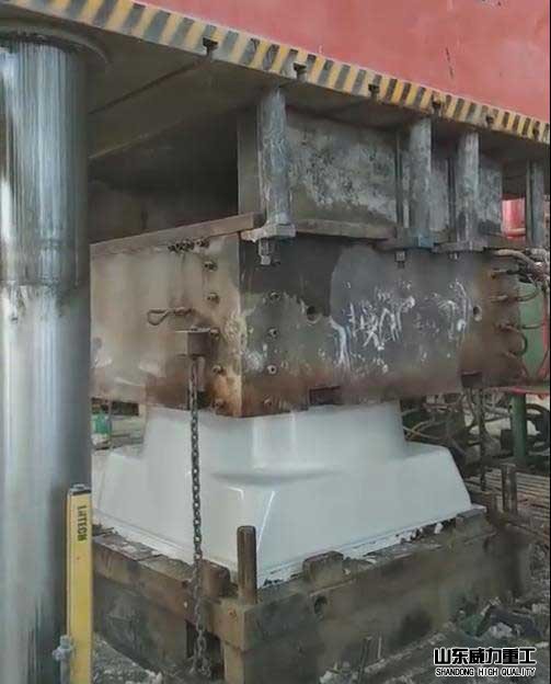 模壓玻璃鋼風機罩殼加工現(xiàn)場